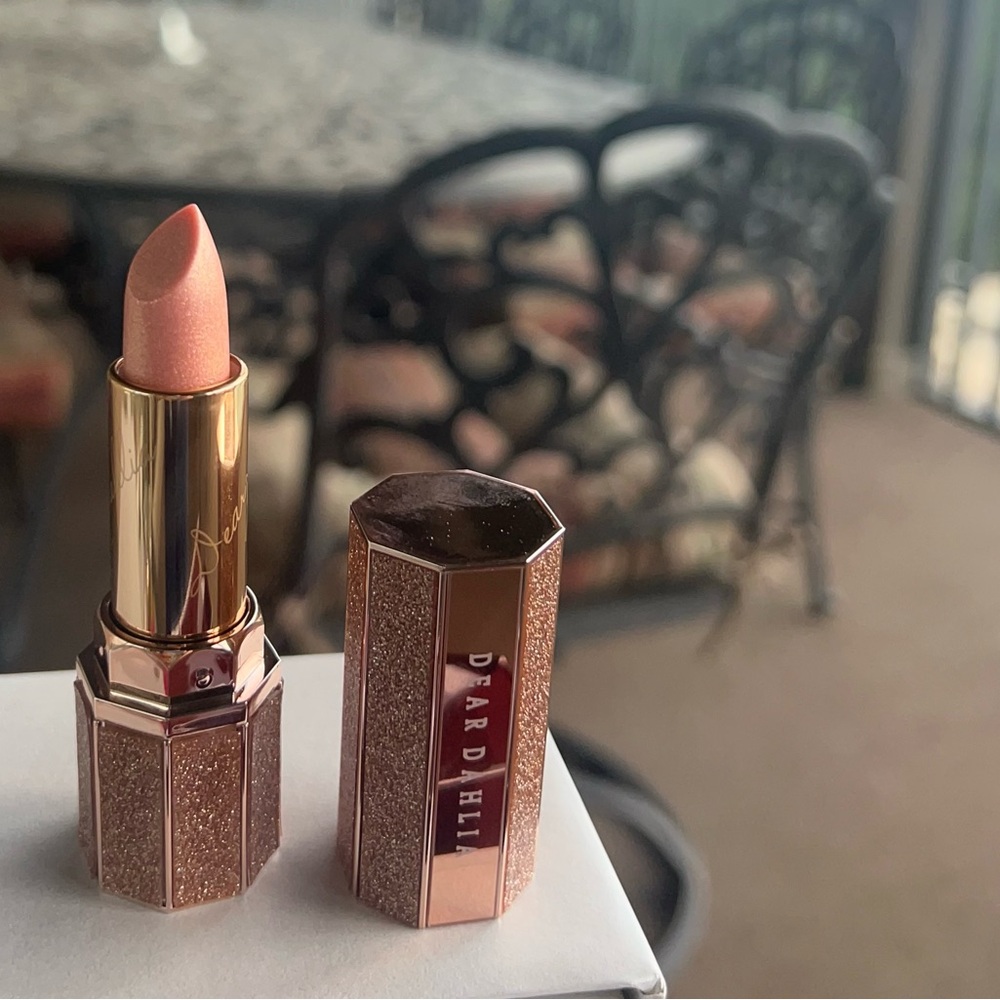 Pulse Gold Lipstick Shimmering Makeup - Picture 4 of 6
